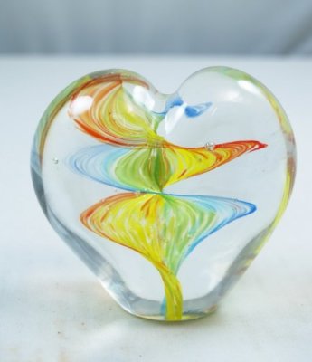 M Design Art Glass Rainbow Spiral Ribbon in Clear Heart Paperweight PW-658 [Kit