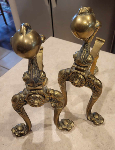 PAIR OF ANTIQUE SOLID BRASS CLAW & BALL ANDIRONS - Foto 1 di 4