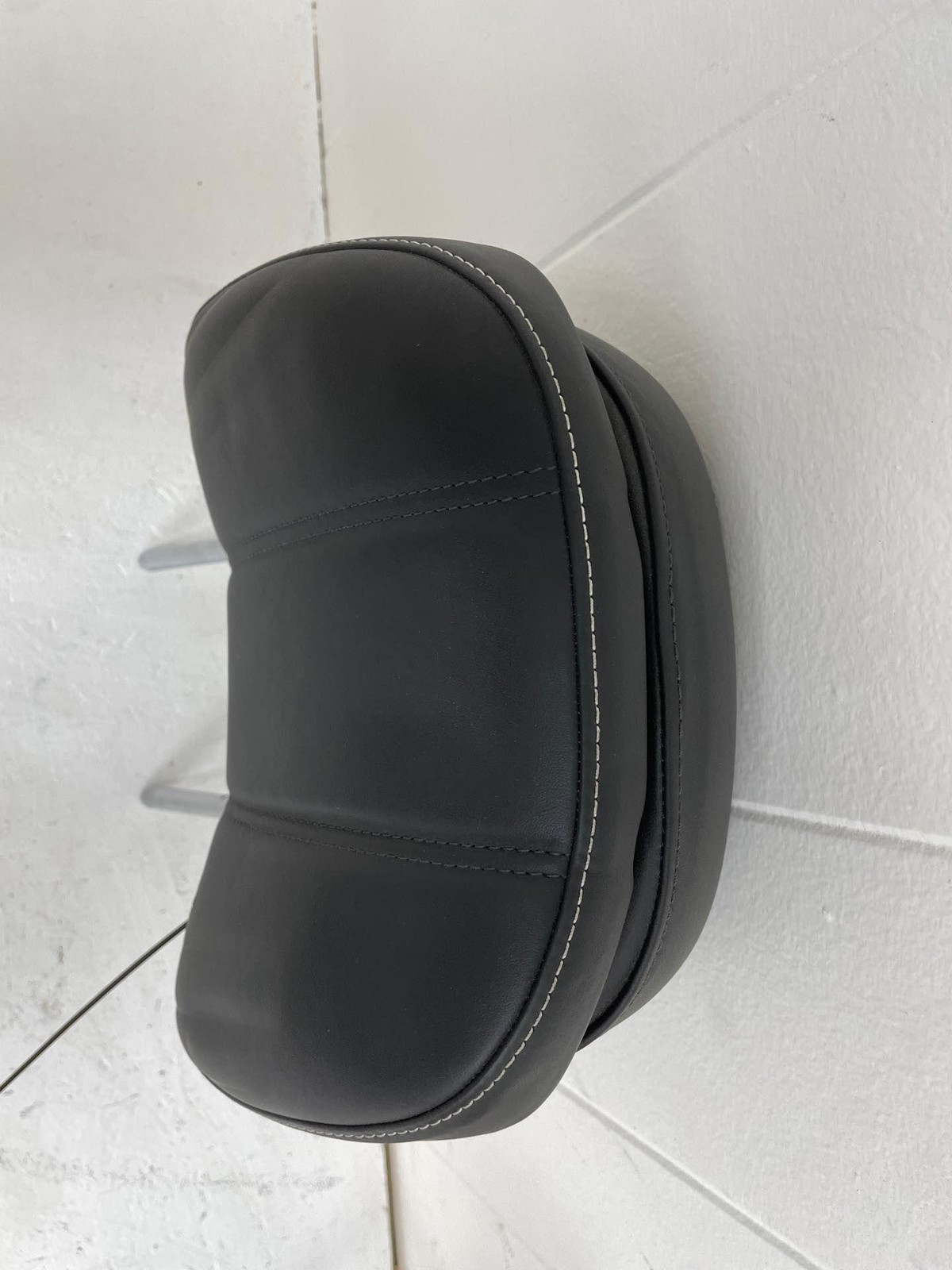 2016-2020 BENTLEY BENTAYGA RH FRONT HEAD REST RIGHT PASSENGER BLACK LEATHER OEM