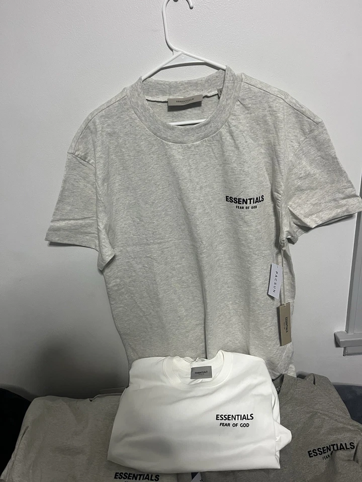 Camiseta Fear Of God Essentials Light Oatmeal tamanho P - Imagem 2 de 2