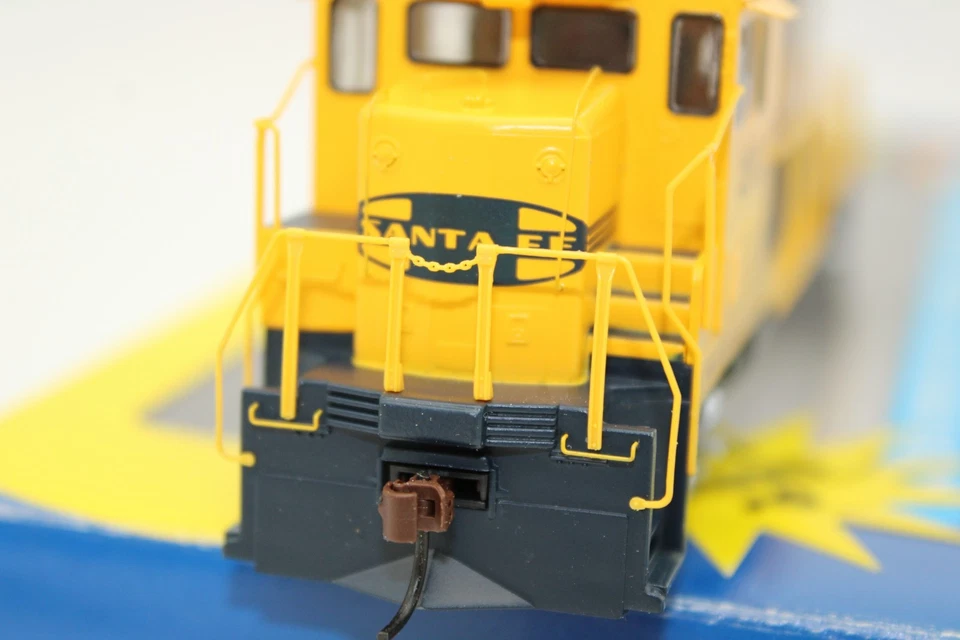 Athearn HO Scale ATSF Santa Fe Warbonnet CF7 Round Cab Locomotive #2512 DCC Rdy - Image 4 of 4