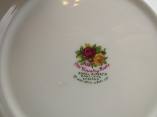 Royal Albert Old Country Roses 6¼in Bread & Butter Plate(s) gold trim fluted rim - Picture 3 of 3