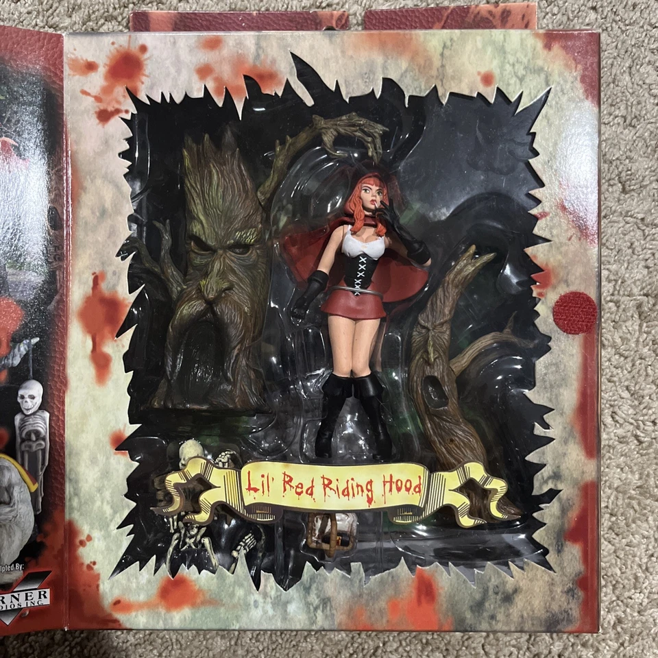 Mezco Scary Tales - Caperucita Roja Lil’ - 2001 Foto 2 de 4