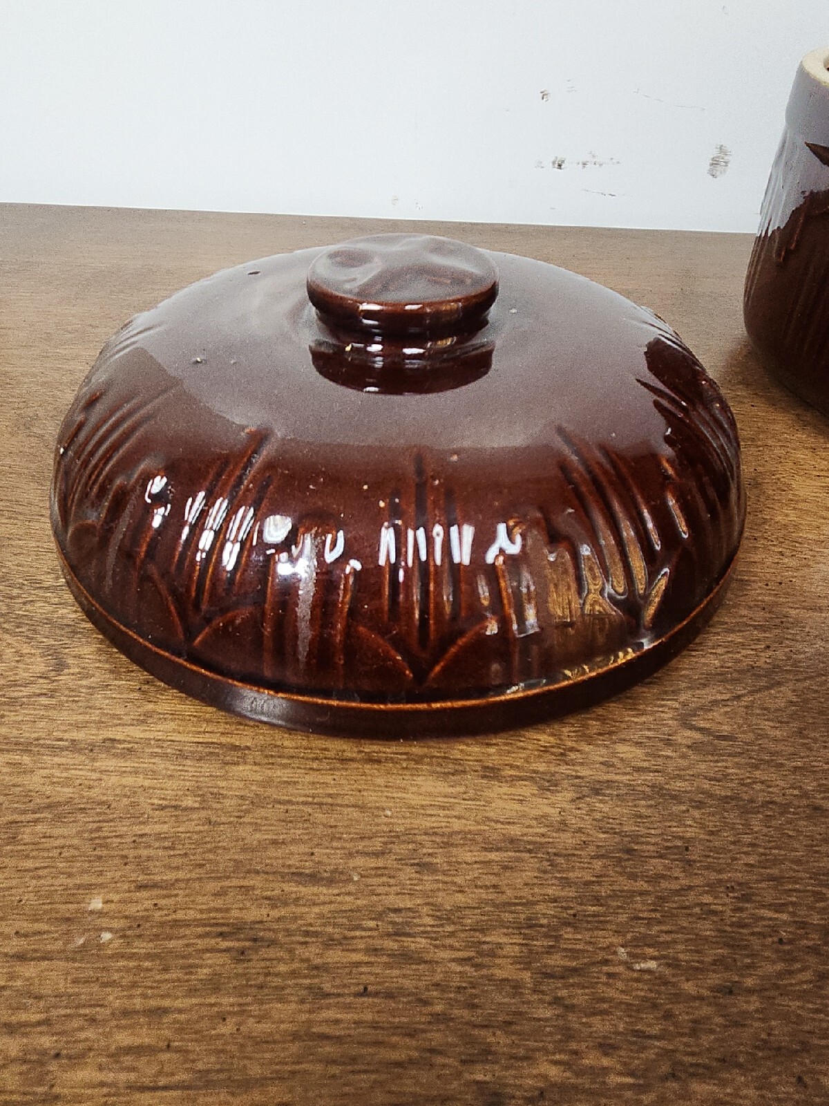 SCARCE DESIGN BROWN STONEWARE CROCK WITH DOME LID