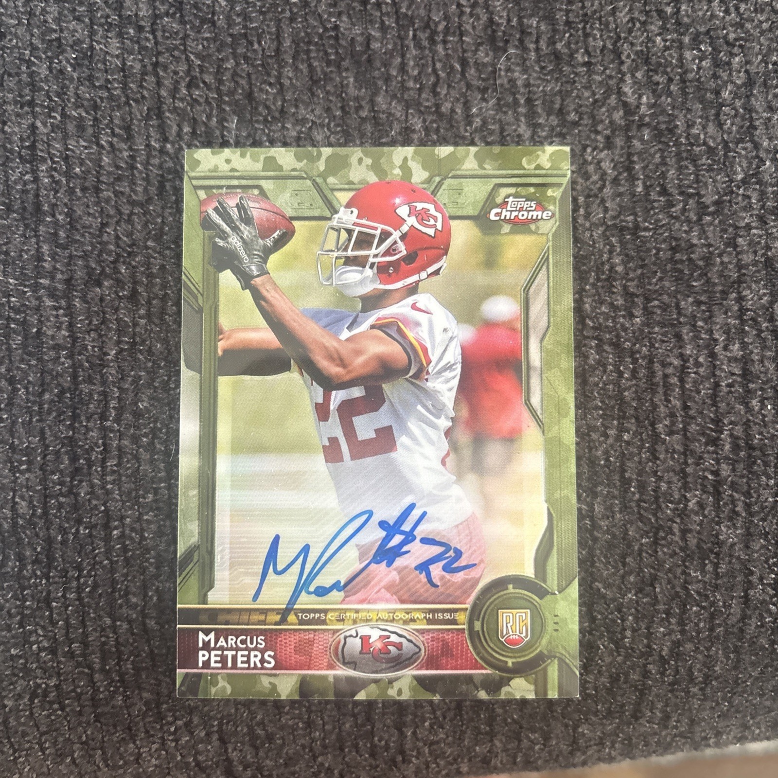 Marcus Peters Topps Chrome #124 Standing-Autograph-Camo Refractor