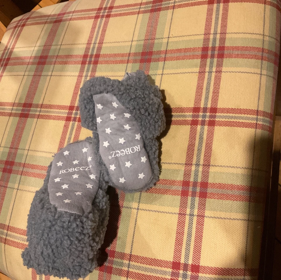 Lote mixto de botines, sombrero Gap, mitones -6-12 meses unisex  Foto 2 de 4