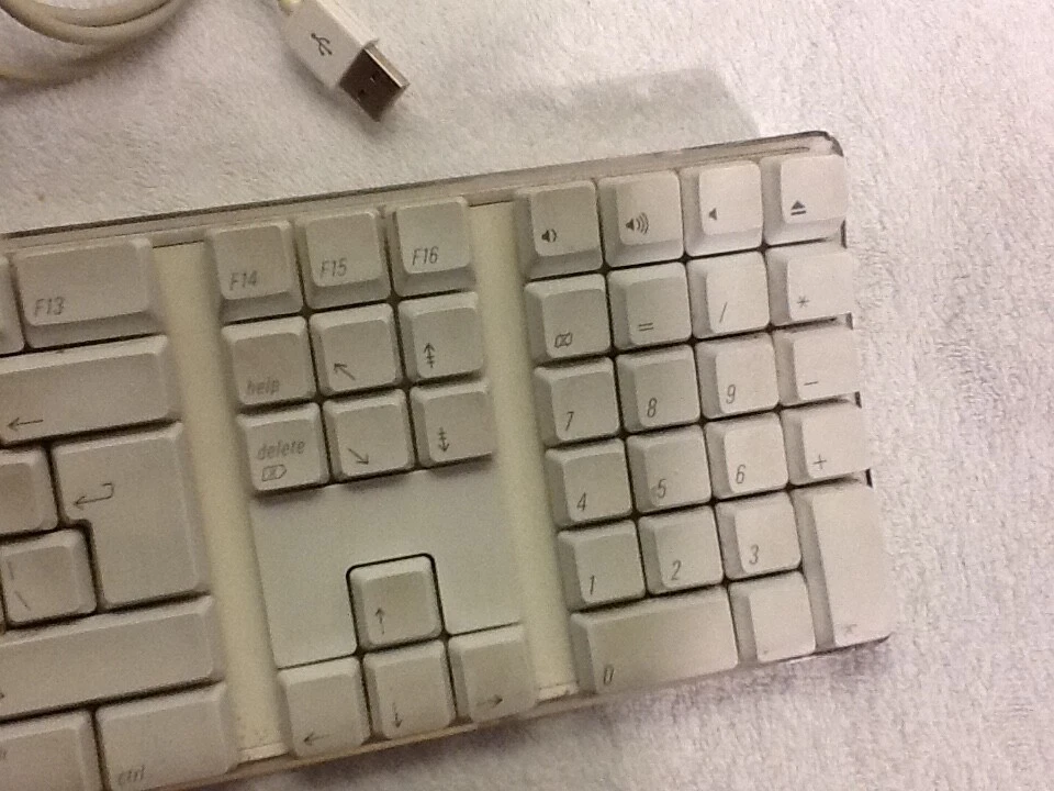 Apple Wired Keyboard - A1048 | M9034B/A | With NUMPAD | UK QWERTY Layout - Image 4 of 4