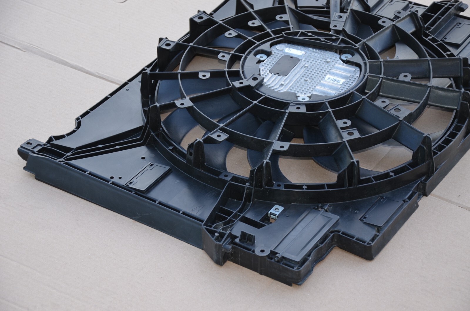 201822 RANGE ROVER VELAR ENGINE RADIATOR COOLING FAN BLADE SHROUD 2.0L