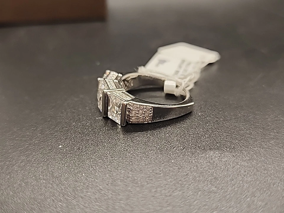 Anillo Bella Luce Platineve de tres piedras circonita cúbica con detalles de zafiro y topacio talla 8 JTV Foto 2 de 4