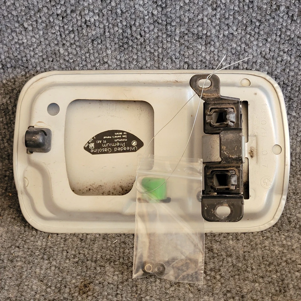 BMW X5 E53 2003 puerta de gasolina tapa de combustible conjunto plateado fabricante de equipos originales usado 18907H 097 Foto 3 de 4