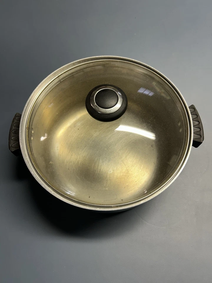 Tapa y asas laterales vintage de aluminio Vogue Stock Foto 3 de 4