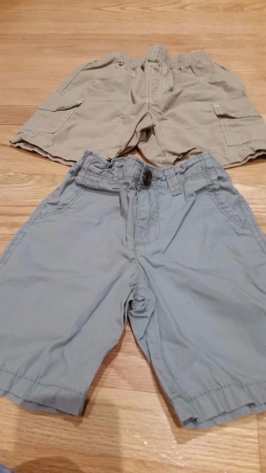 Lote de 4 shorts Arizona meninos tamanho 4T bronzeado carga, cáqui, preto, cinza casual - Imagem 3 de 3