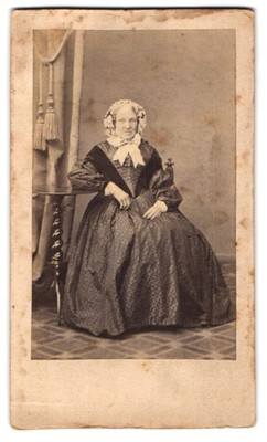 Fotografie E. Bieber, Hamburg, Portrait älter Dame im Kleid mit Haube posiert s 