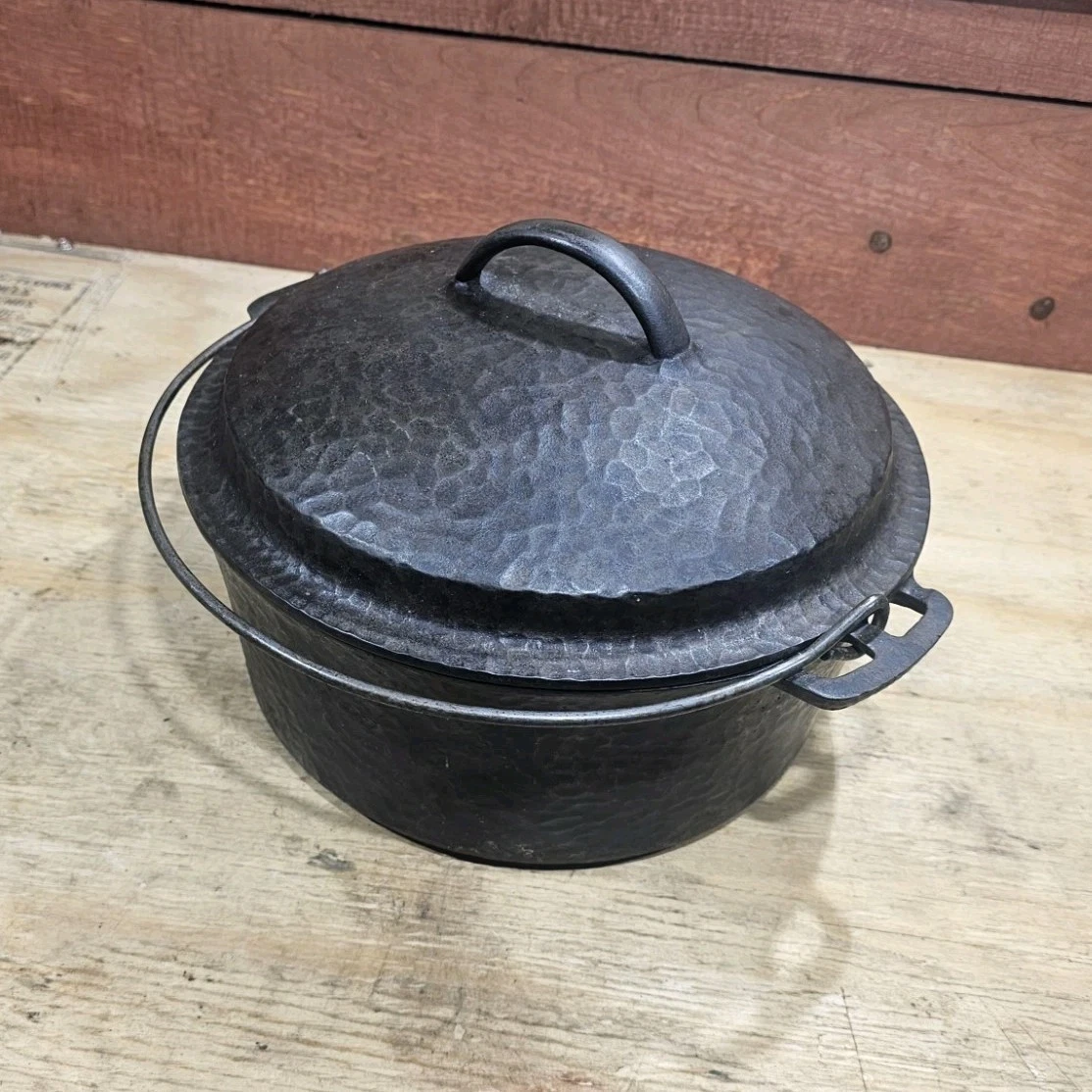 1940s unmarked Wagner ware hammered dutch oven