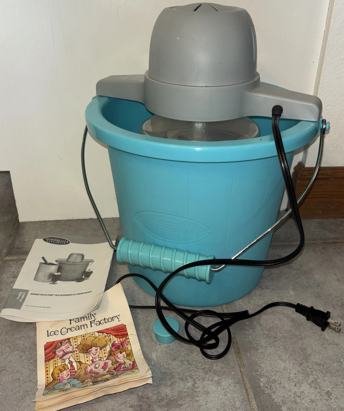 Nostalgia 4-qt Electric Ice Cream Maker Complete W/ Manual & Recipe Book