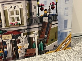 LEGO Creator Expert: Parisian Restaurant Modular City (10243) New in Sealed Box