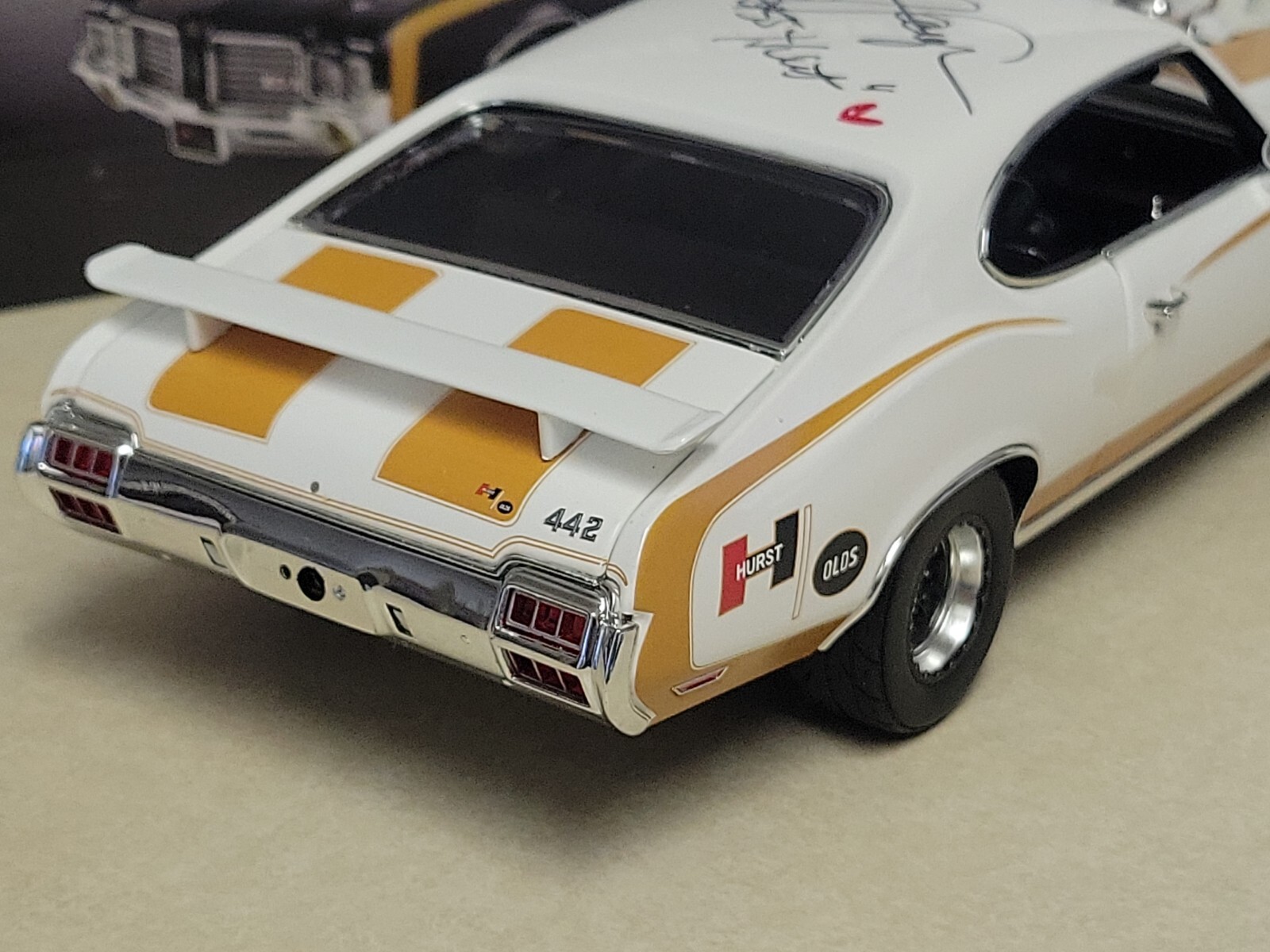 1:18 Acme 1972 Oldsmobile 442 Hurst Drag Outlaws Signed Linda Vaughn ...