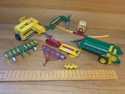 Vintage Britains Landmaschinen/Zubehör inkl. Pfostenlochbagger/Erntespray (B