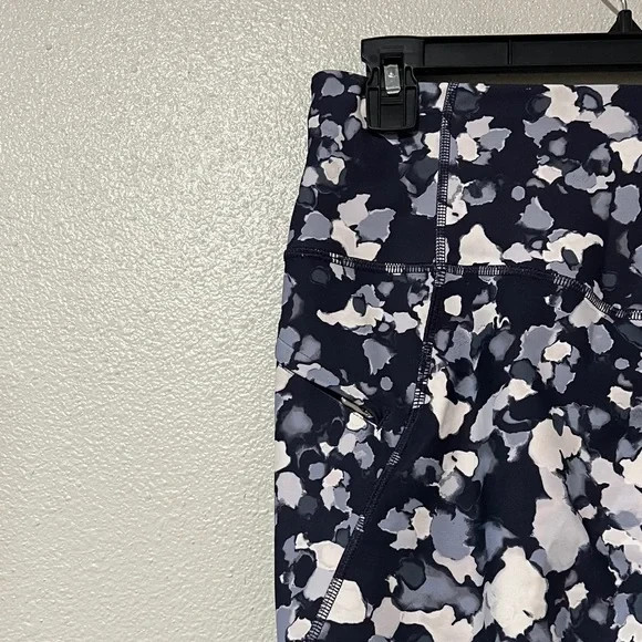 Old Navy Active Patterned Elevate Leggings With P… - image 11