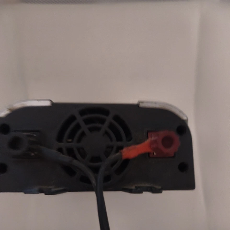 Stanley 500 Watt Car Converter 2×120 Valt Outlets+1 USB Charger FOR PARTS - Image 4 of 4