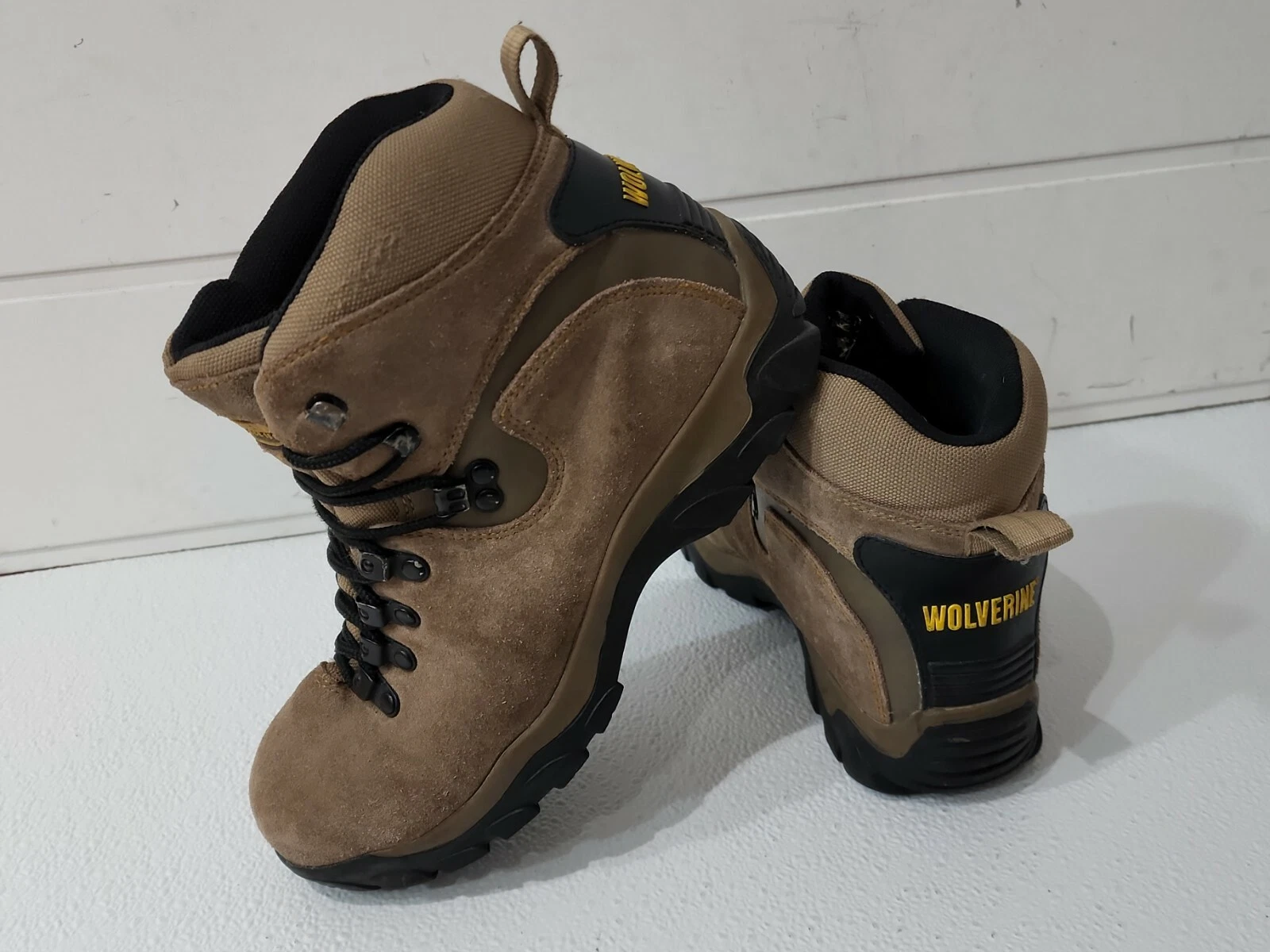 Wolverine Mens Hiking camping Boots Beige Suede Waterproof Mid Ankle Size 9.5
Opens in a new window
