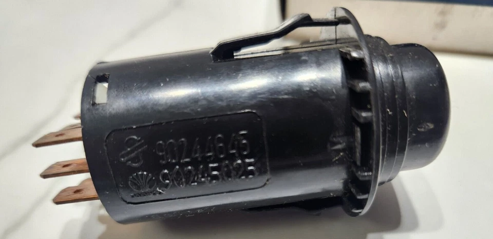 Interruptor de advertencia de peligro original Pontiac 90245025 nuevo de lote original Pontiac LeMans 1988-1992 Foto 3 de 4