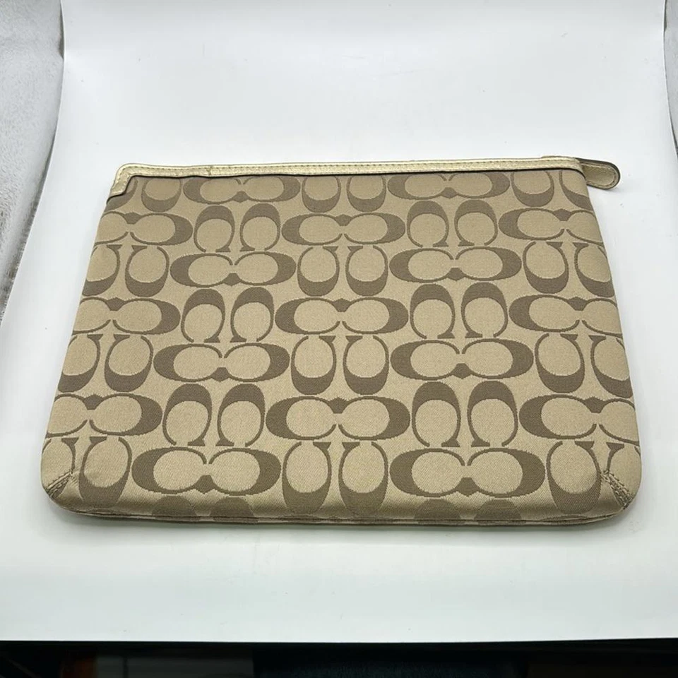 Funda Coach Daisy Poppy Apliques Firma Caqui Tablet iPad Marrón Logo Foto 4 de 4