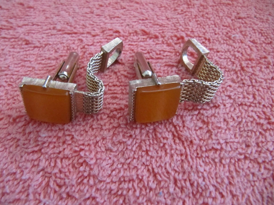 VINTAGE SWANK GOLD TONE WRAP AROUND CUFFLINKS WITH LUCITE AMBER COLOR CABOCHON  - Image 3 of 4