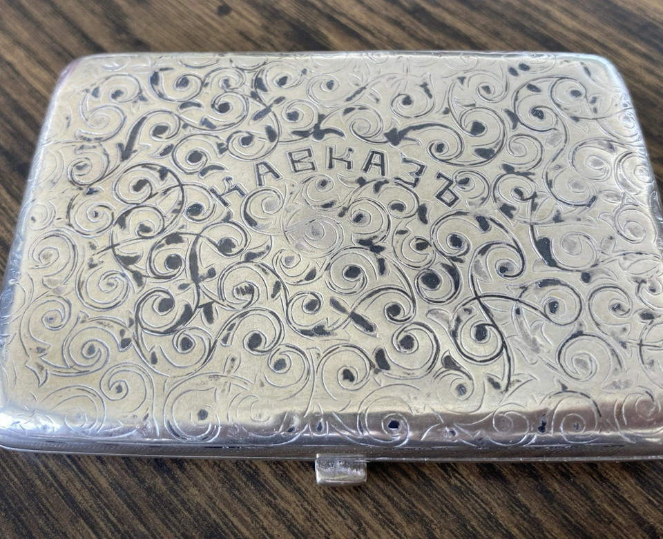 ANTIGUA CAJA DE CIGARRILLOS RUSA IMPERIAL PLATEADA CON SELLOS Y ESCRITURA CIRÍLICA Foto 2 de 4