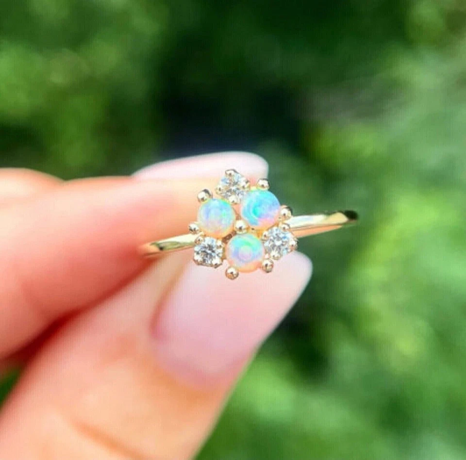 Alianza de boda de eternidad de ópalo de fuego simulado de corte redondo de 2,00 quilates de oro blanco de 14 quilates Foto 3 de 4