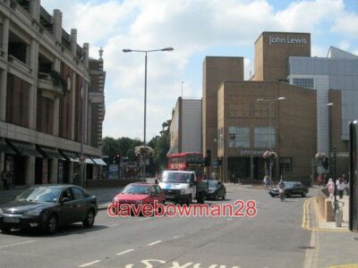 FOTO JOHN LEWIS KINGSTON-UPON-THAMES AN DER KREUZUNG VON WOOD STREET UND VICARA