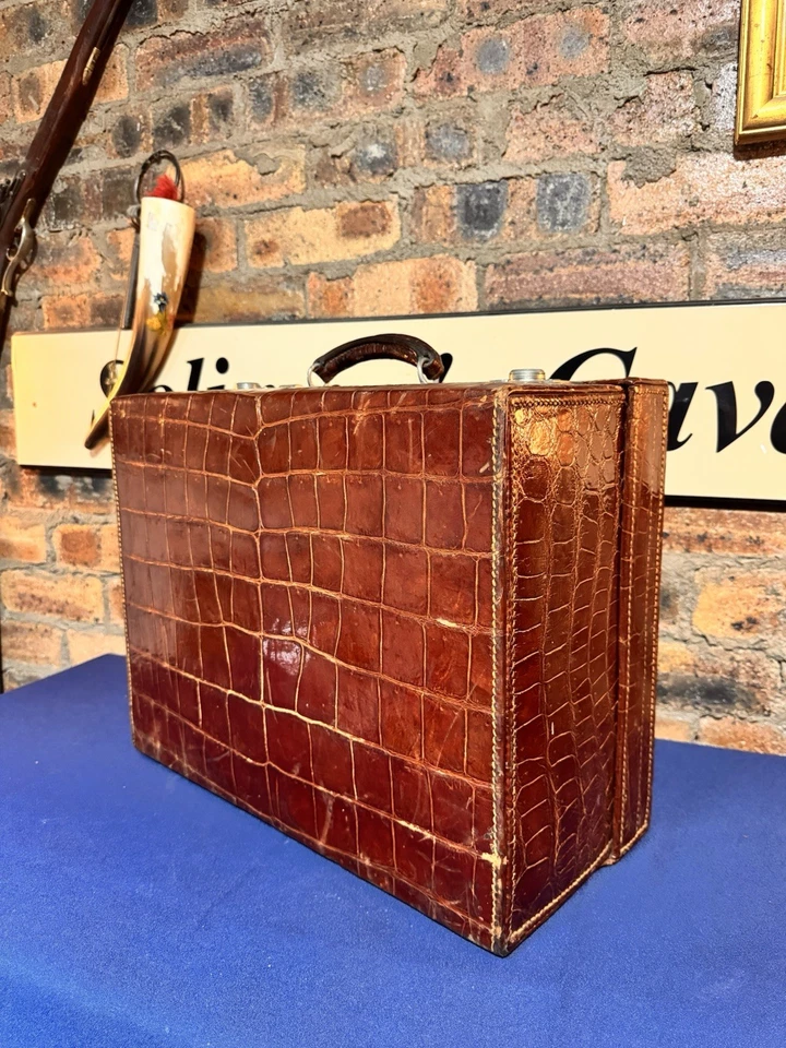 Estuche de tocador A Crocodile Gentlemans con frascos de plata 1900 impresionantes condiciones en muy buena condición Foto 2 de 4