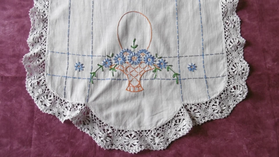 Grand et beau chemin de table avec DENTELLE sur le tour et BRODé MAIN - Photo 3/4