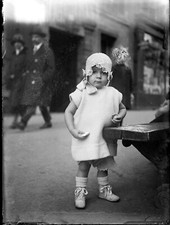 Porträt Kind Stehend Sitzbank Straße -s Antik Negativ Foto Gläser An. 1920