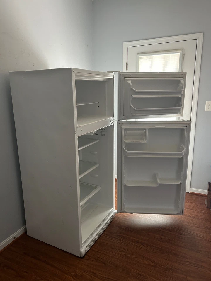 White 21 cu.ft Kenmore top-mount Refrigerator (used) - Image 3 of 3