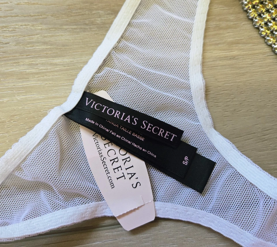 Calcinha tanga baixa vintage Victoria's Secret branca cetim malha strass nova com etiquetas P - Imagem 3 de 3