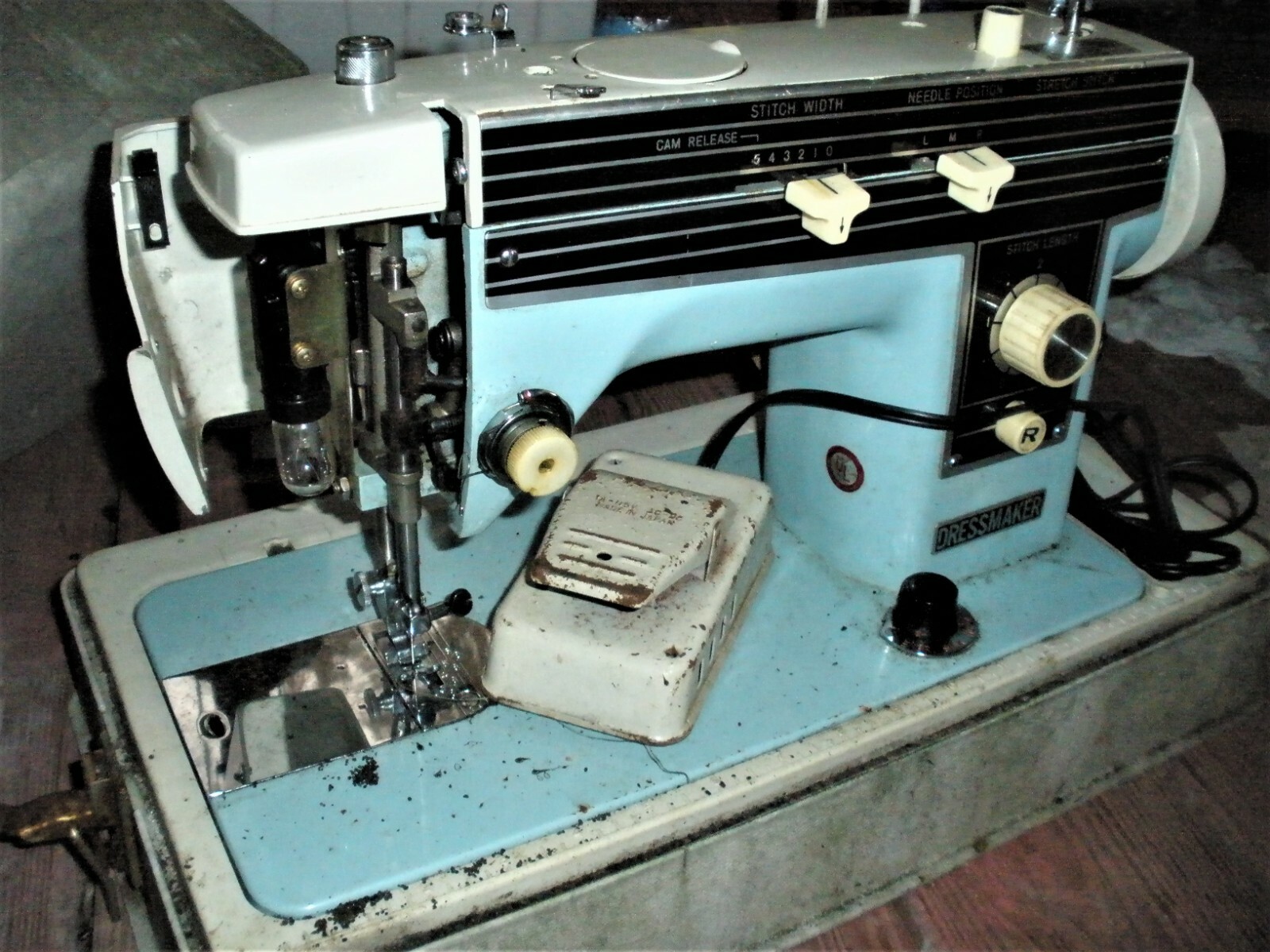 portable DRESSMAKER S6000 SEWING MACHINE W/ FOOT CONTROL in case eBay