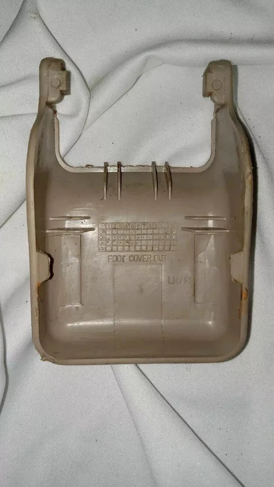 Cubierta lateral del pie de pista del asiento del pasajero delantero izquierdo Kia Spectra 2005-2009 beige OEM Foto 4 de 4