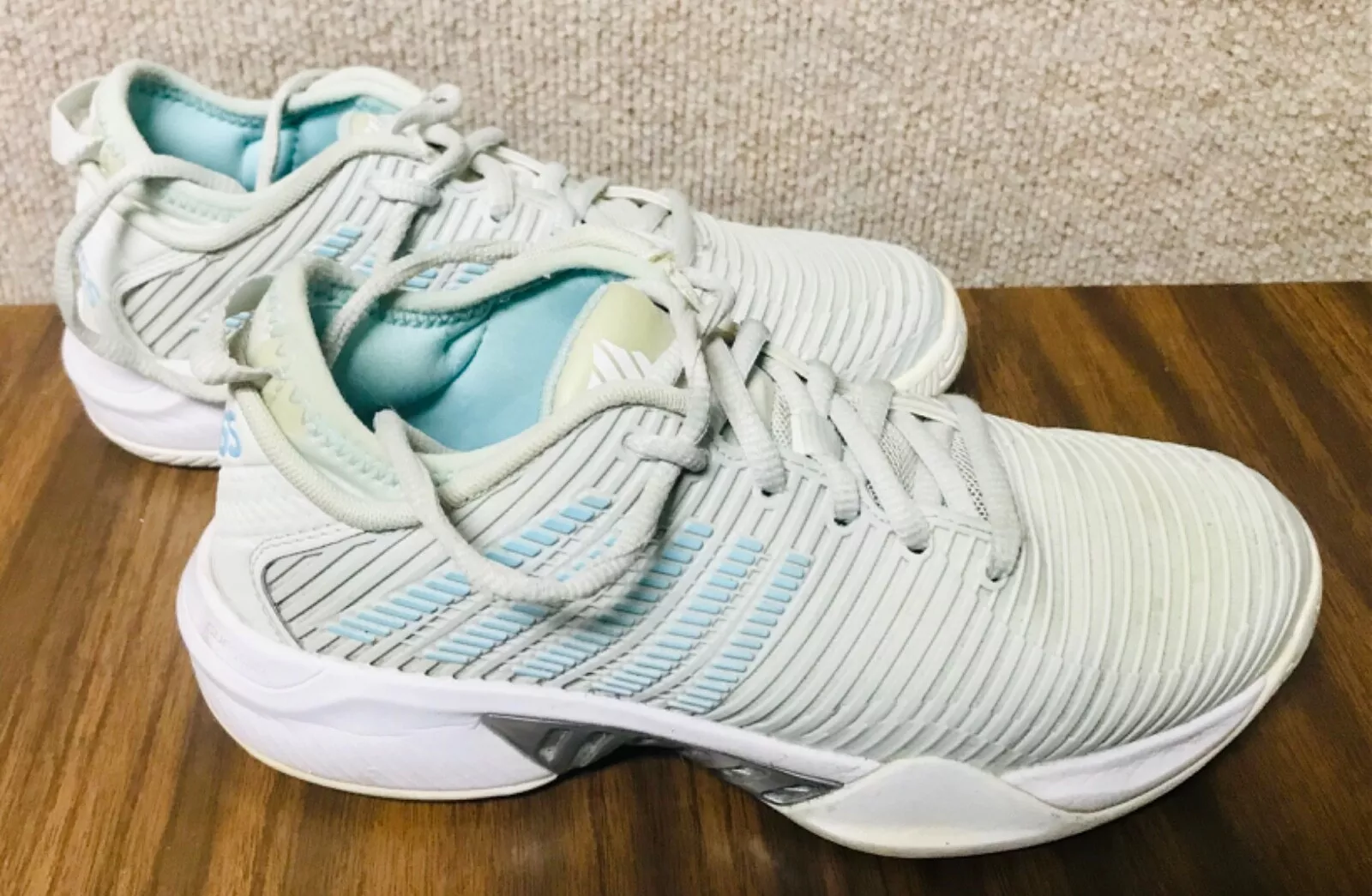 Baskets de course tennis femme K Swiss Hypercourt Supreme pointure 6,5 grises