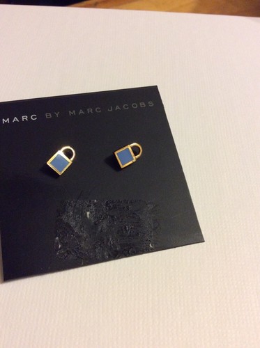 Pendientes pequeños Marc By Marc Jacobs de $42 con cierre azul. MJ5 - Imagen 3 de 4