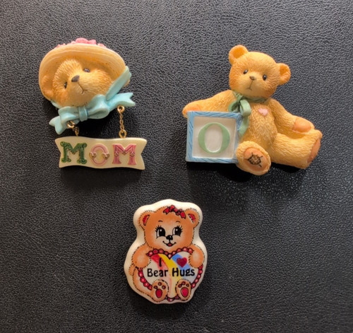 Cherished Teddies Bear Brooch - Mom,  with Hat,  Block O - Bear Hugs ceramic