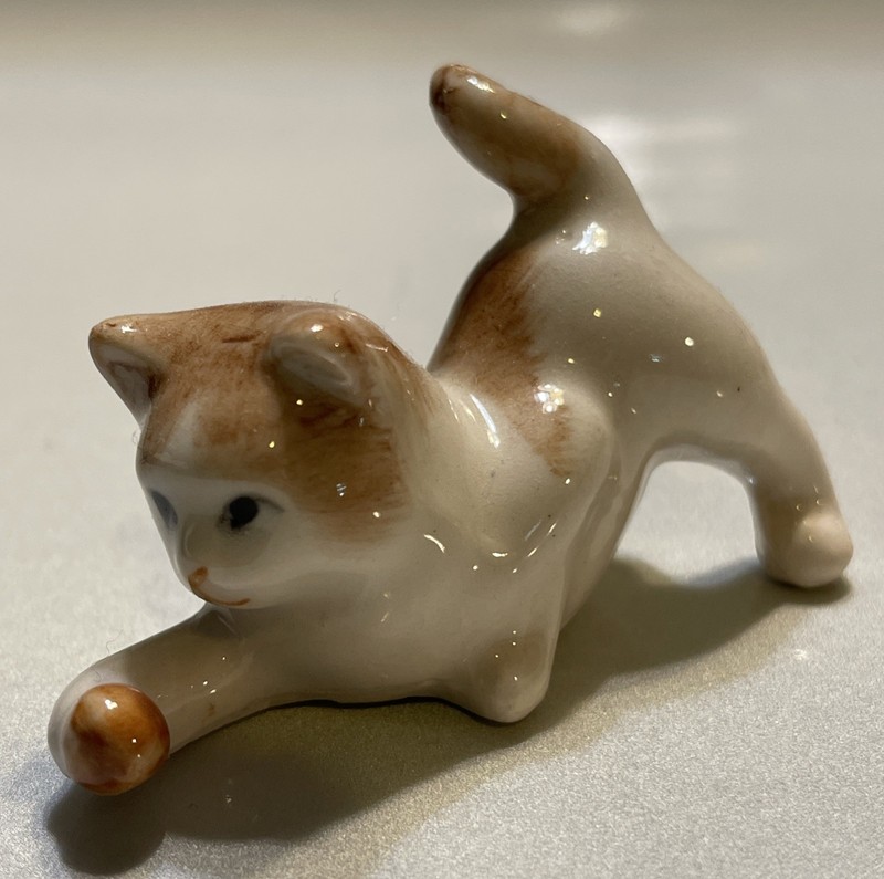 Vintage Porcelain Playful Cat Handpainted EUC Japan ?