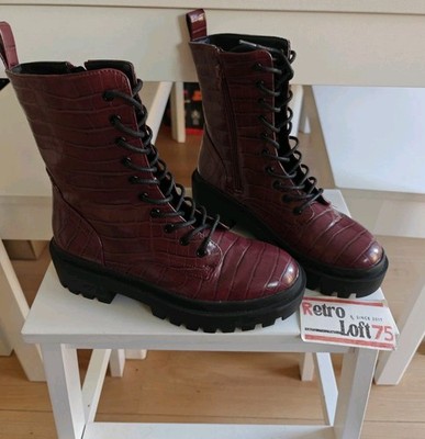 Boohoo Burgunderrot Kroko-Stil Wanderstiefel. Größe UK 4. Top Zustand 