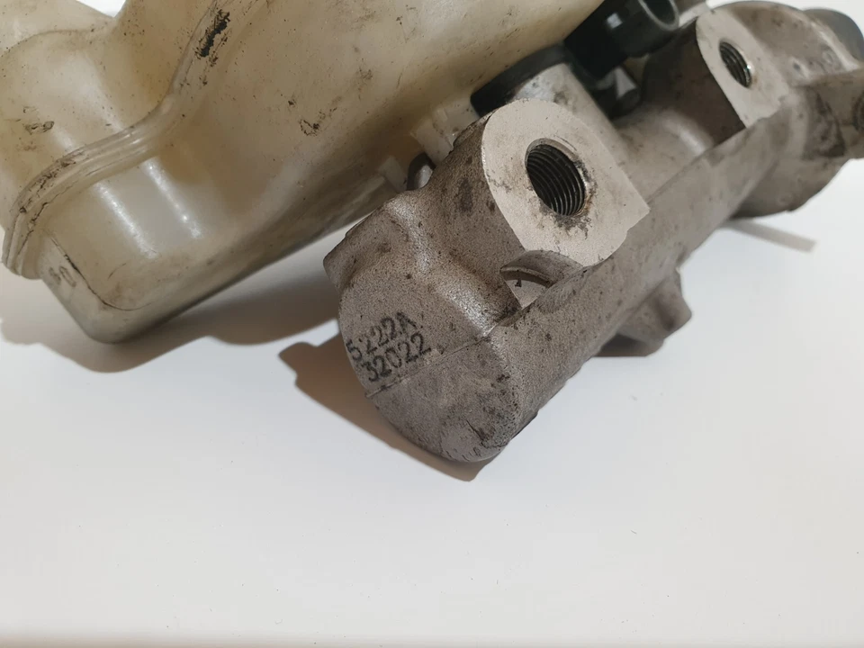 Chrysler Grand Voyager 2006 (LHD) cilindro maestro de freno con tanque Foto 2 de 4