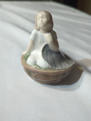 Royal Copenhagen Denmark Porzellan Figur DÄUMELSTEINE im Nussschalenbett 4374