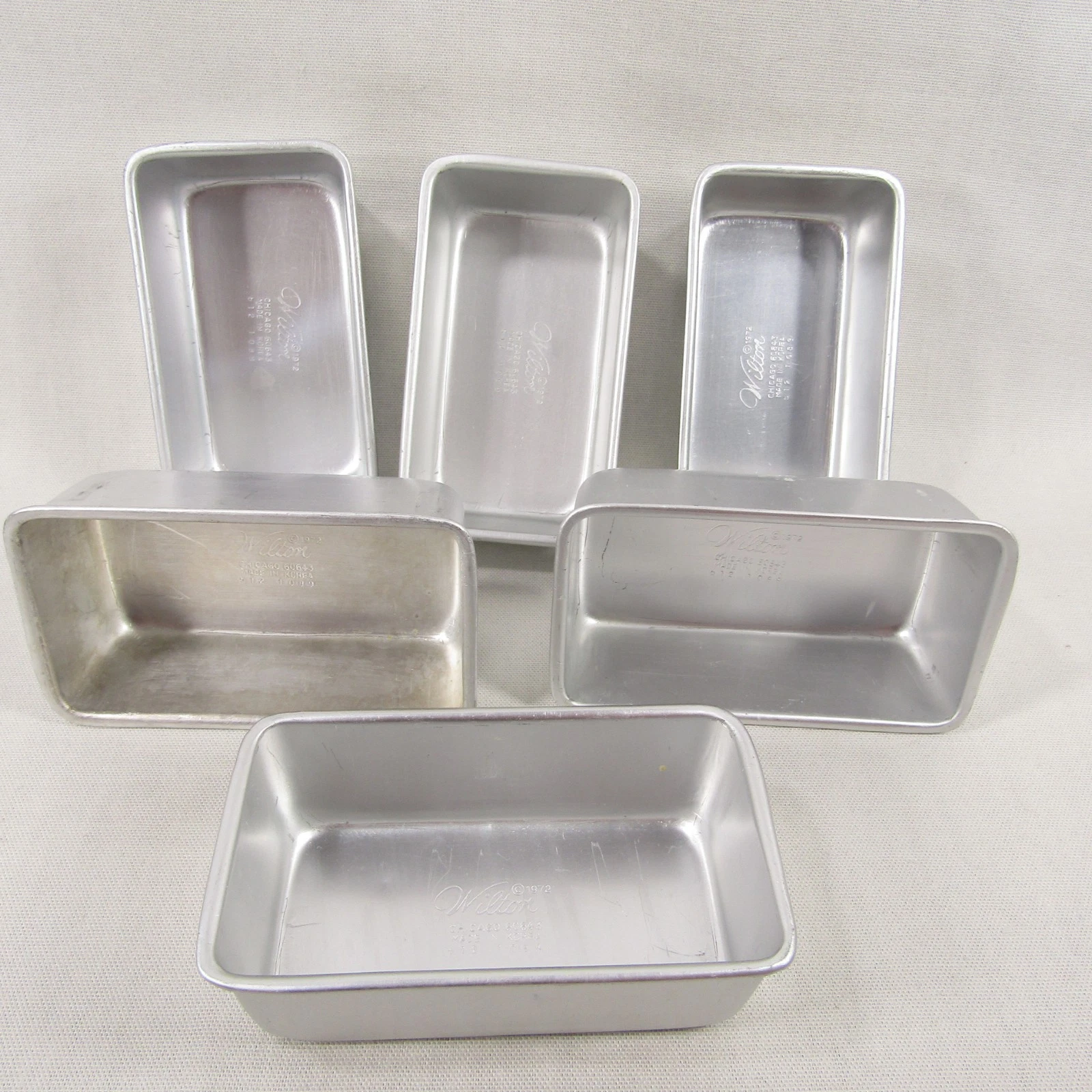 Set of 6 Vintage Wilton 1972 Mini Loaf Aluminum Cake Mold Pan #1089 Lot of 6
Opens in a new window o