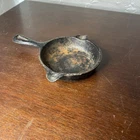 VINTAGE WAGNER WARE NO. 1050 MINIATURE CAST IRON ASHTRAY SKILLET FRY PAN