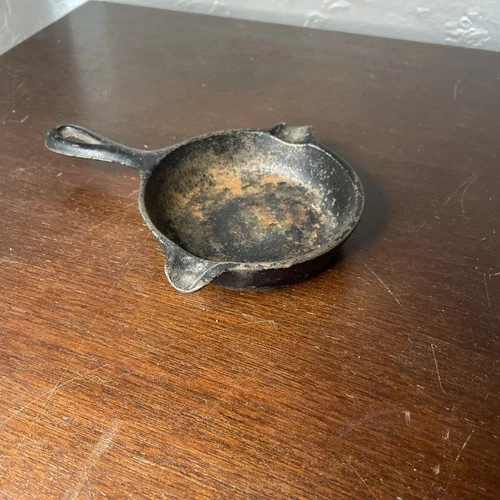 VINTAGE WAGNER WARE NO. 1050 MINIATURE CAST IRON ASHTRAY SKILLET FRY PAN