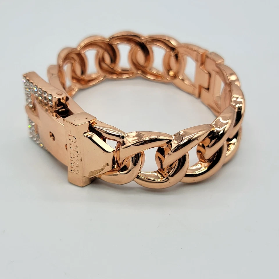 Brazalete brazalete con bisagra de moda Guess para mujer tono dorado 7,25" Foto 2 de 4