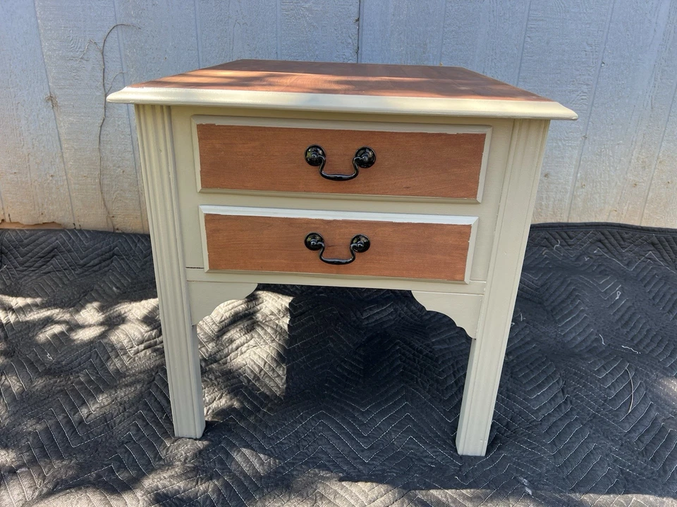 Mesa auxiliar Hickory House Foto 2 de 4